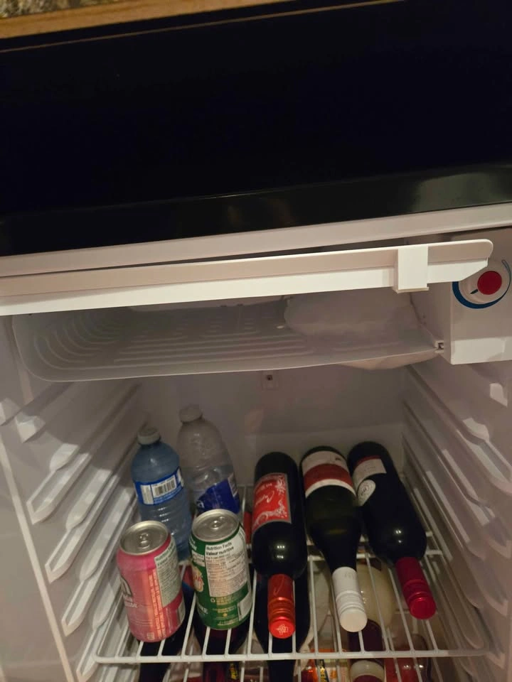 Danby Mini Fridge / Compact Refrigerator - photo 3
