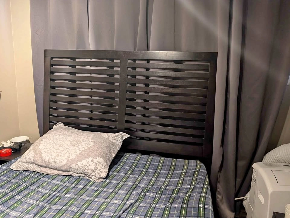 Queen bedframe