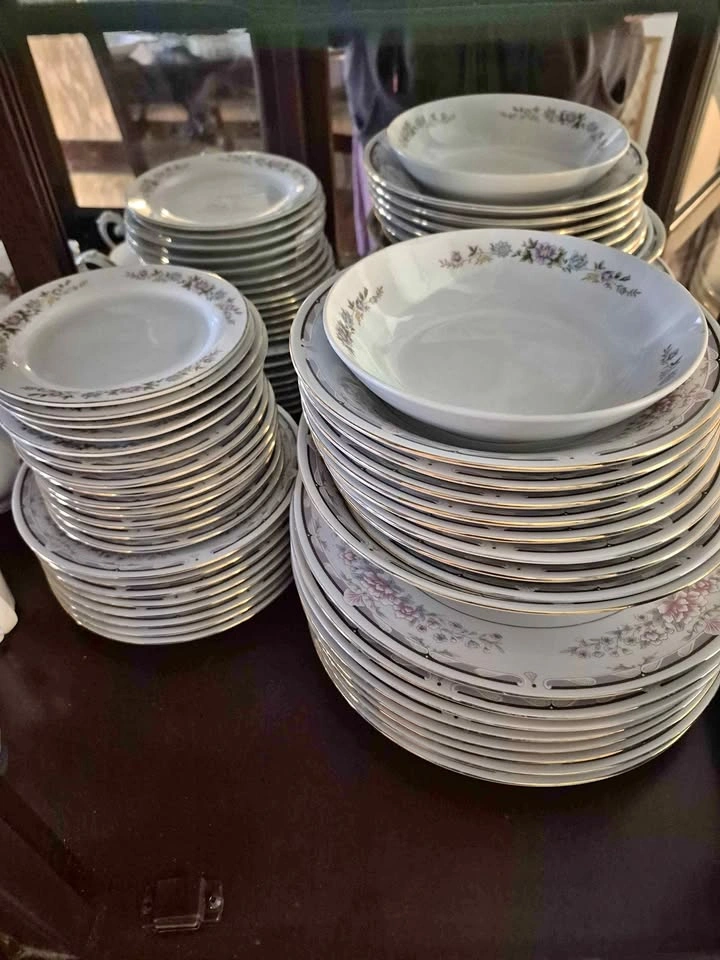 Lynns Fine China Dinnerware Set
