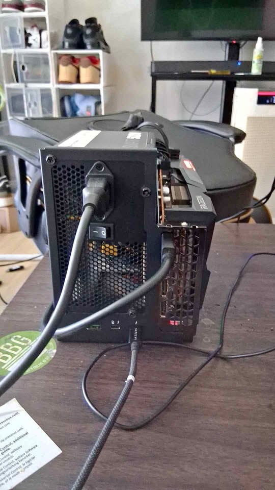AMD Radeon RX 7600 with external GPU dock Thunderbolt 4 USB