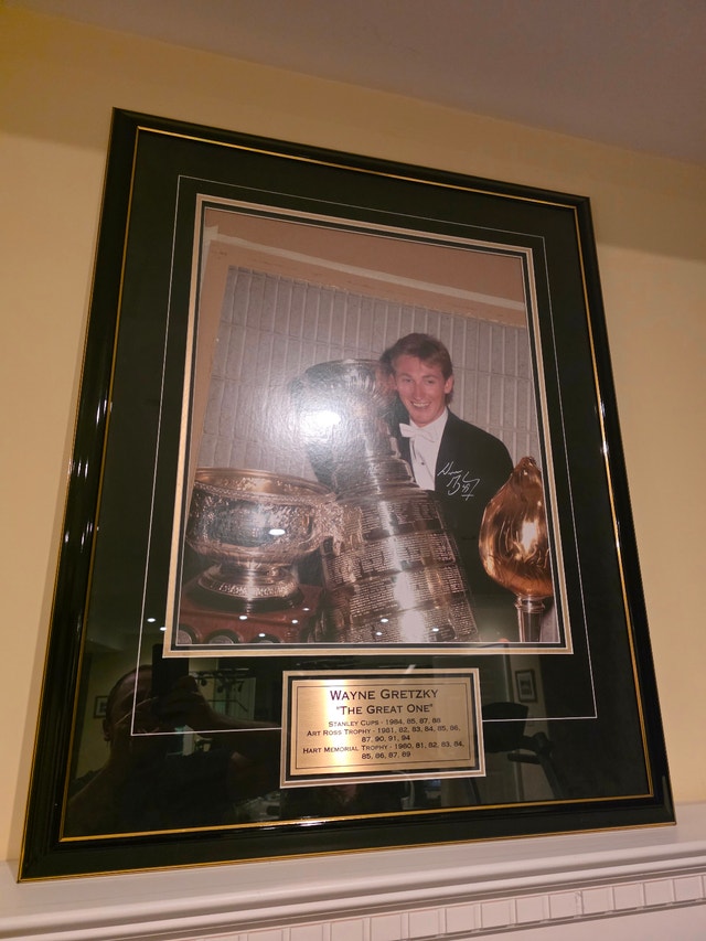 WAYNE GRETZKY AUTOGRAPHED AND FRAMED PICTURE HOLDING STANLEY CUP - photo 2