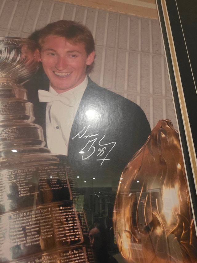 WAYNE GRETZKY AUTOGRAPHED AND FRAMED PICTURE HOLDING STANLEY CUP - photo 3