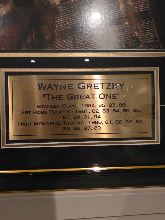 WAYNE GRETZKY AUTOGRAPHED AND FRAMED PICTURE HOLDING STANLEY CUP - photo 4
