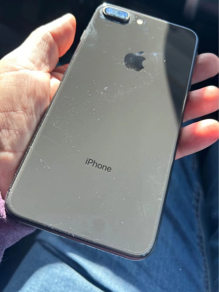iPhone 8 - photo 2