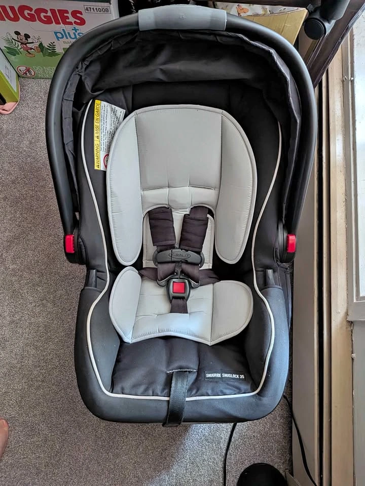 Graco SnugRide SnugLock 35 Infant Car Seat - Expire 2031