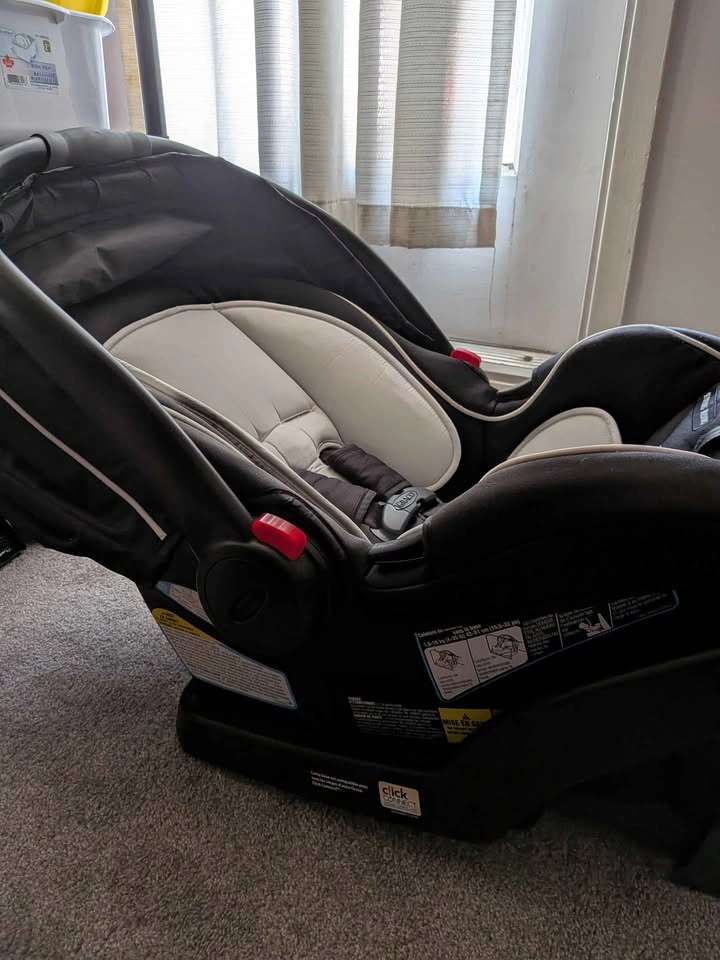 Graco SnugRide SnugLock 35 Infant Car Seat - Expire 2031 - photo 2