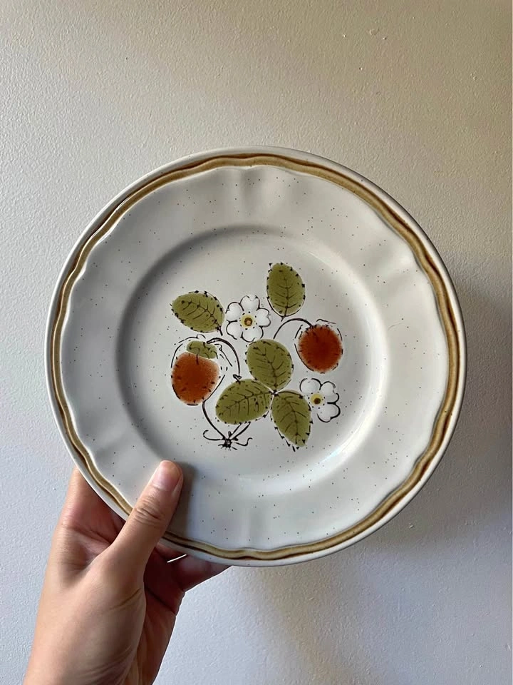 Canadiana Hearthside Berries 'N Cream Stoneware Plate