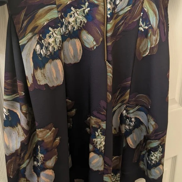 Gabby Skye Scuba Knit Dress Size 8 - photo 4