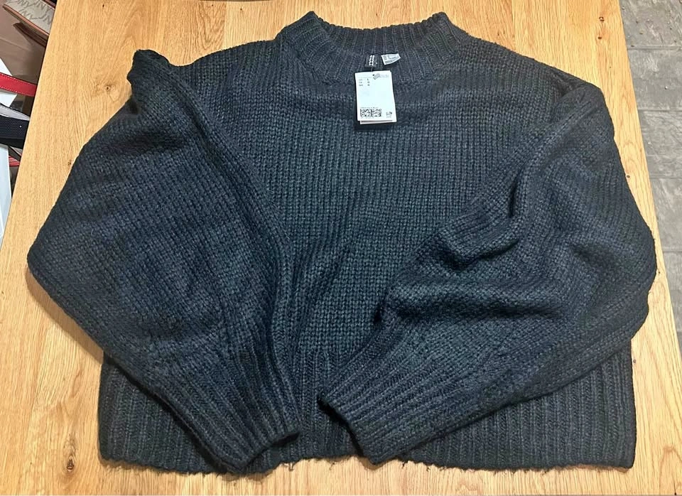 H&M Divided Black Knit Sweater Size L