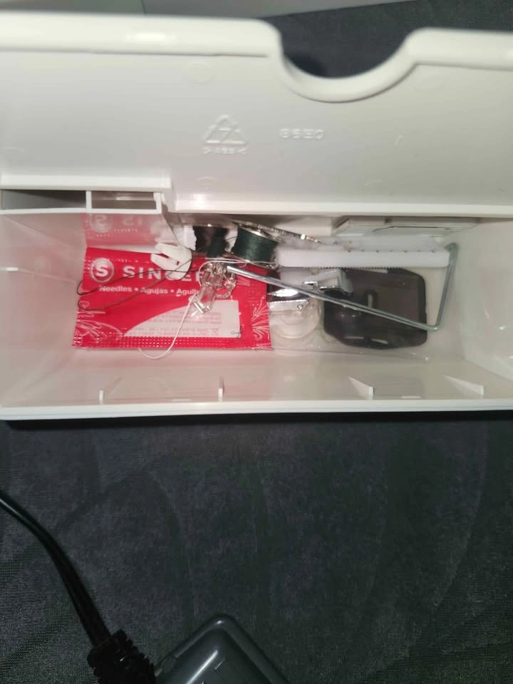 Singer Sewing Machine - photo 3