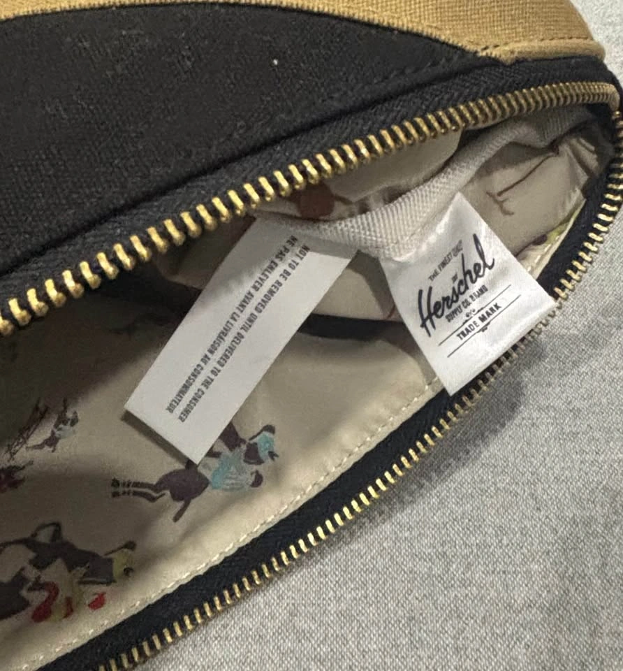 BNWT Herschel Network Pouch - XL - photo 3