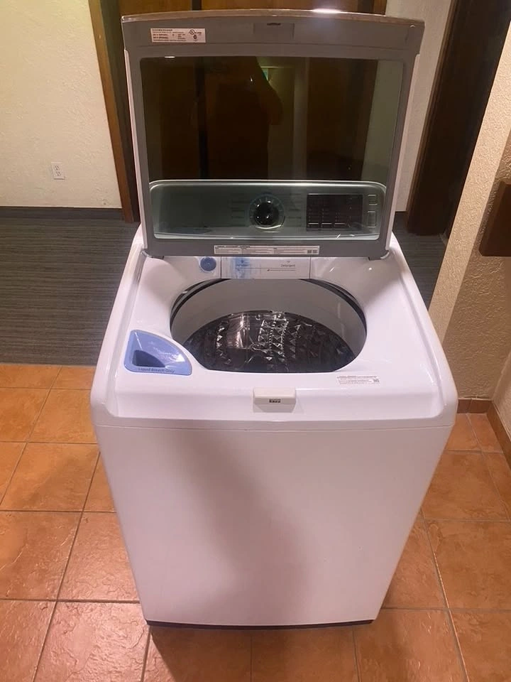 Samsung 5.0 cu ft Top Load Washer - Like New - photo 2