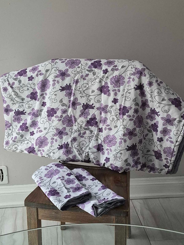 Queen size comforter and 2 pillow shams