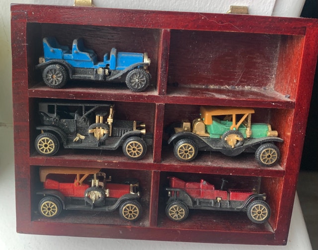 Vintage Diecast Cars (1 is damaged)
