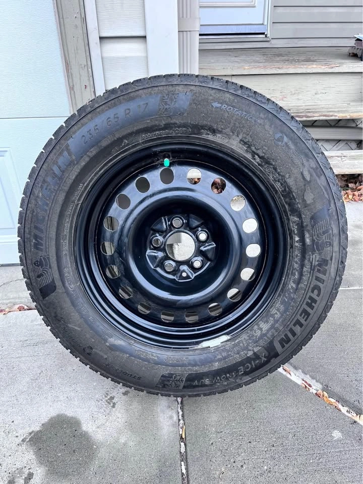 Brand New Winter tires 235/65R17 on rims with sensors - photo 2