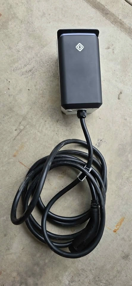 Rivian Wall Charger – J1772 – 48A - photo 3