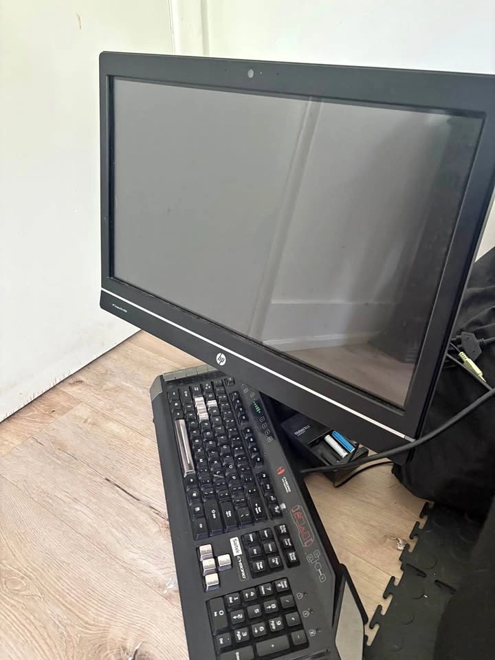 HP Compaq elite 8300 & keyboard (SEND OFFERS)