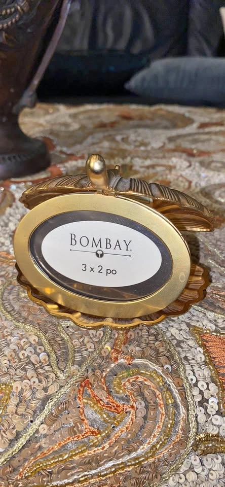 Vintage Bombay Clamshell Picture Frame