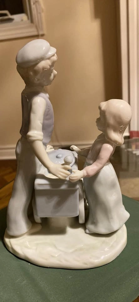 Ice Cream Seller Porcelain Figurine - photo 4