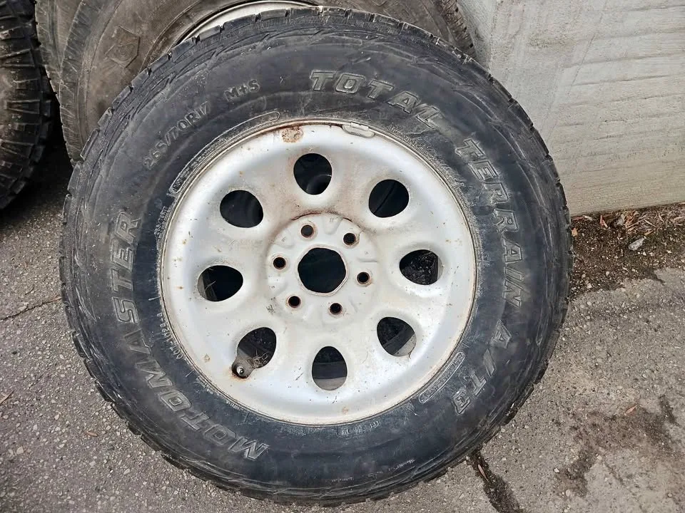 265 70 r17 Motomaster Tire & Chevy/GMC 6x5.5 Rim thumbnail