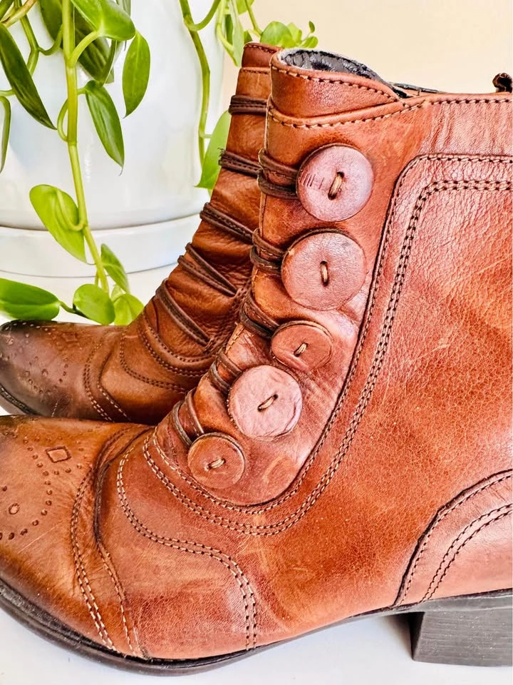 Bulle Leather Wingtip Brogue Button Ankle Boots - Size 38