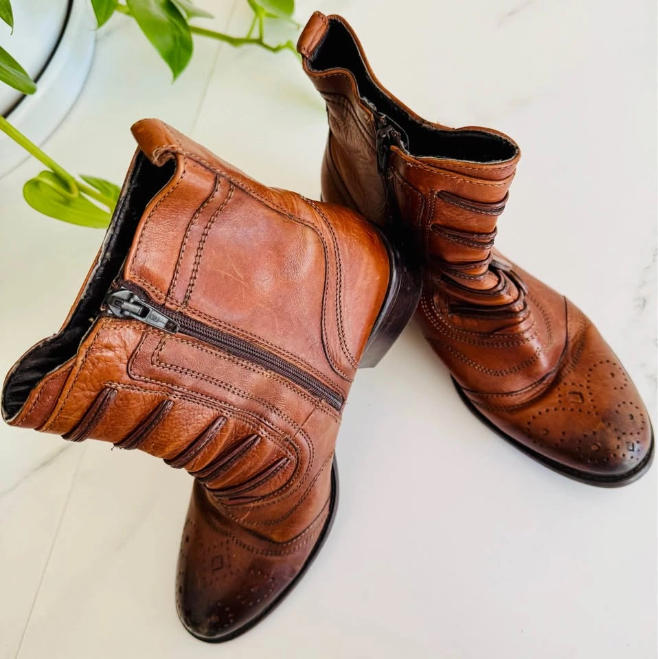 Bulle Leather Wingtip Brogue Button Ankle Boots - Size 38 - photo 4