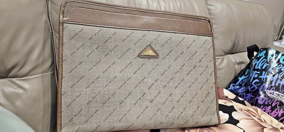 Portfolio/laptop bag. Fits a 16-inch laptop.