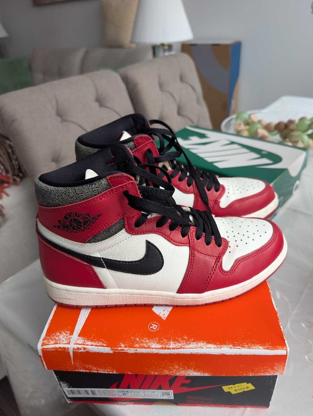 Air Jordan 1 High OG Chicago Lost & Found US 9.5 - Worn