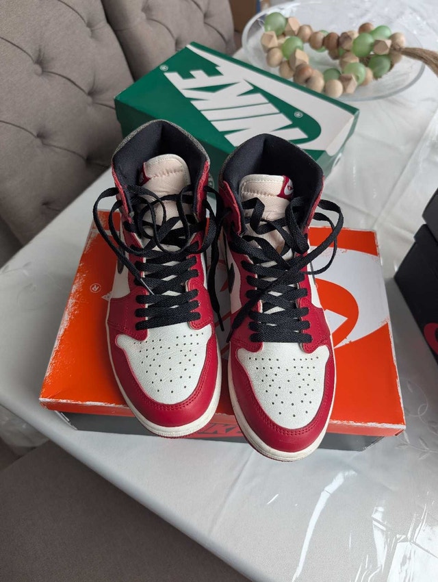 Air Jordan 1 High OG Chicago Lost & Found US 9.5 - Worn - photo 2