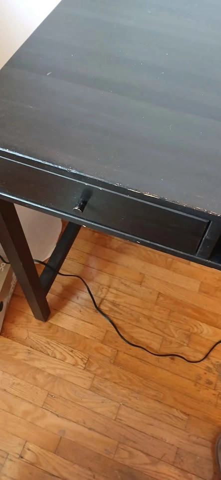Desk - photo 3