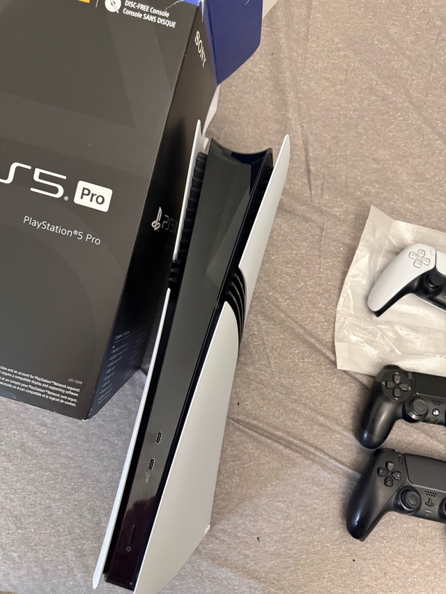 Sony PlayStation 5 Pro 2tb with 3 controllers - photo 4