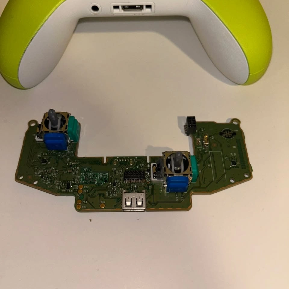 Xbox Series X|S Wireless Controller – Electric Volt – No Drift - photo 3