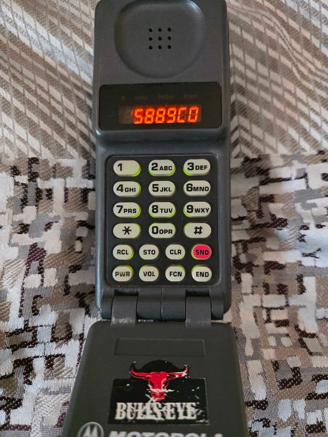 Motorola Classic Flip Phones package - photo 3