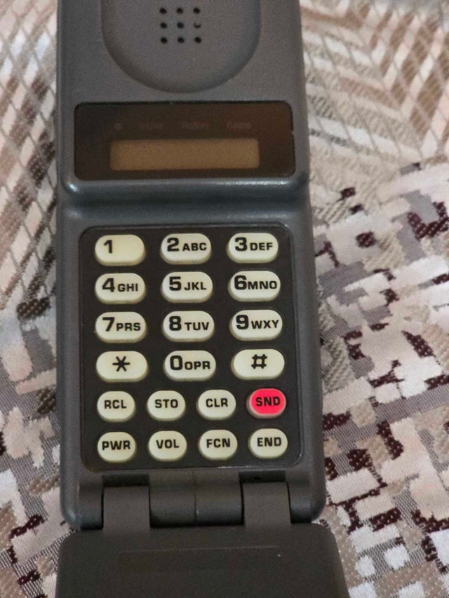 Motorola Classic Flip Phones package - photo 4
