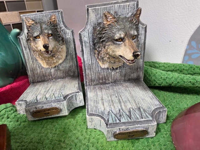 Heavy Duty Faux-Wood Wolf Head Bookends!