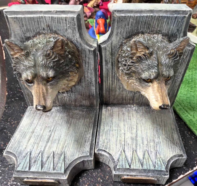 Heavy Duty Faux-Wood Wolf Head Bookends! - photo 3