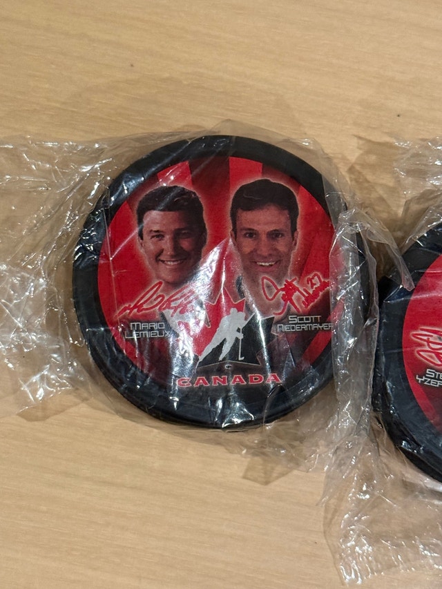 Team Canada Hockey Player Collector Pucks - photo 2