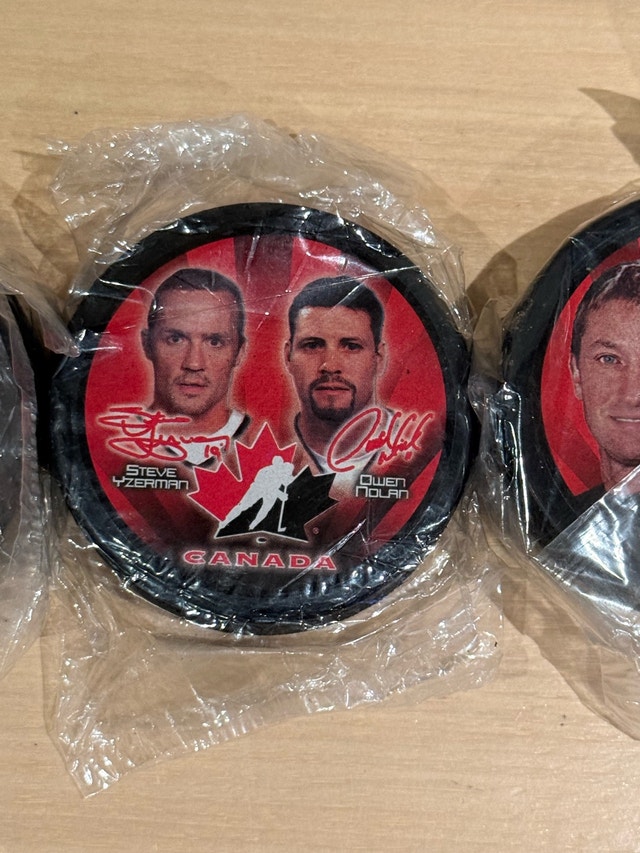 Team Canada Hockey Player Collector Pucks - photo 3