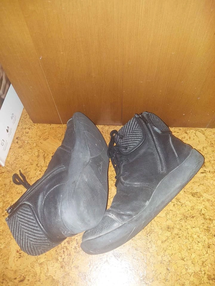 Woman's Leather Boots - photo 2
