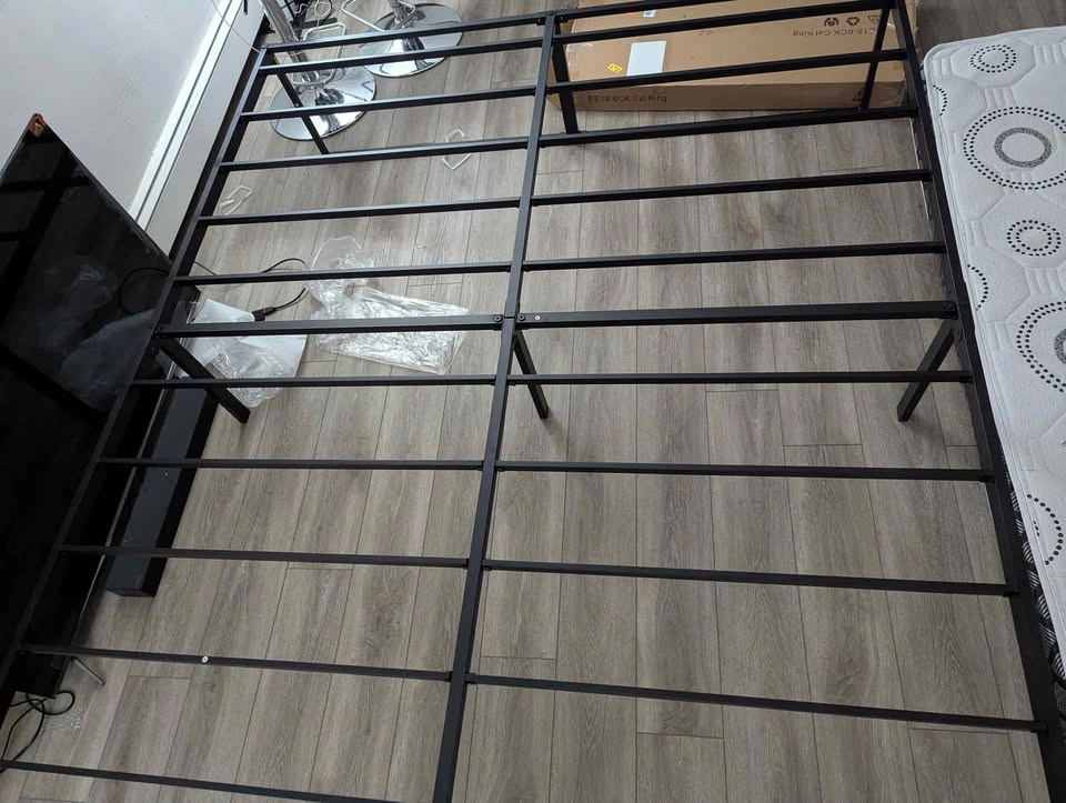 King size bed frame - photo 3