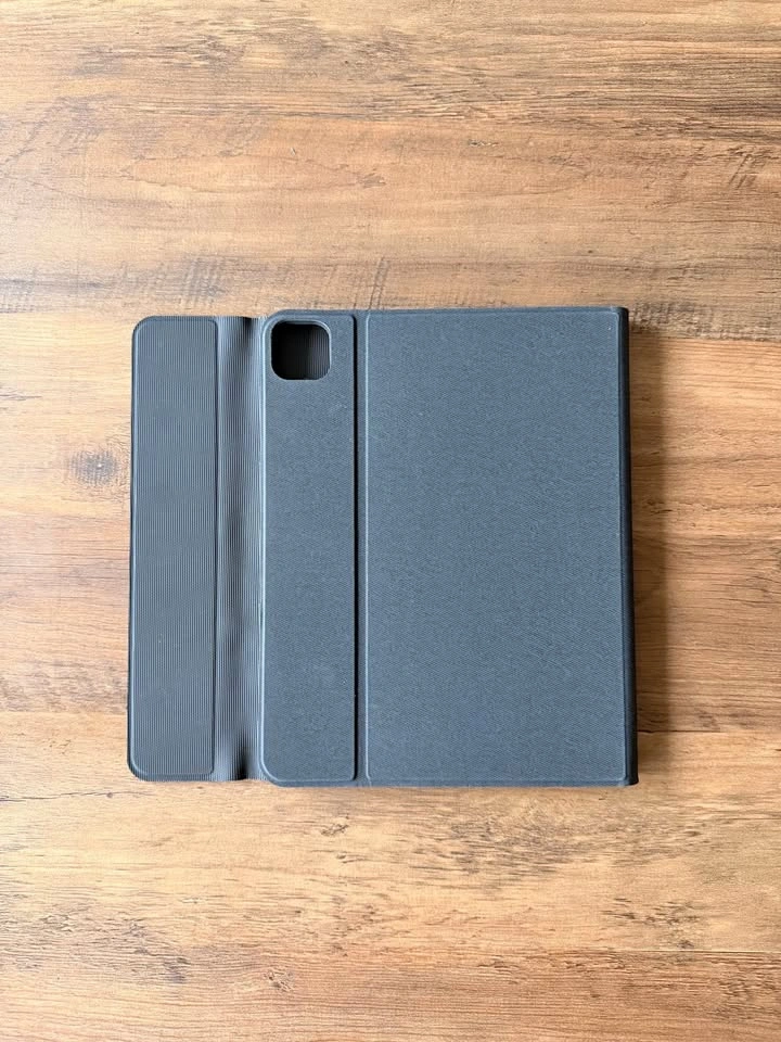 iPad Pro 11" (M4) Folio Case/Cover – Black, Like New