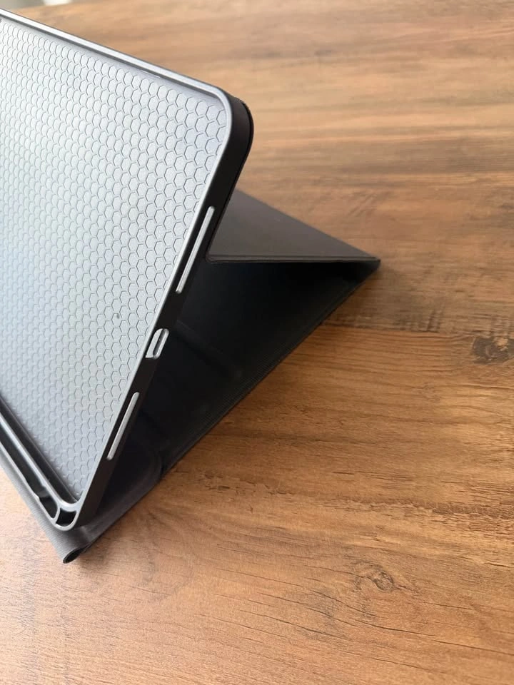 iPad Pro 11" (M4) Folio Case/Cover – Black, Like New - photo 3