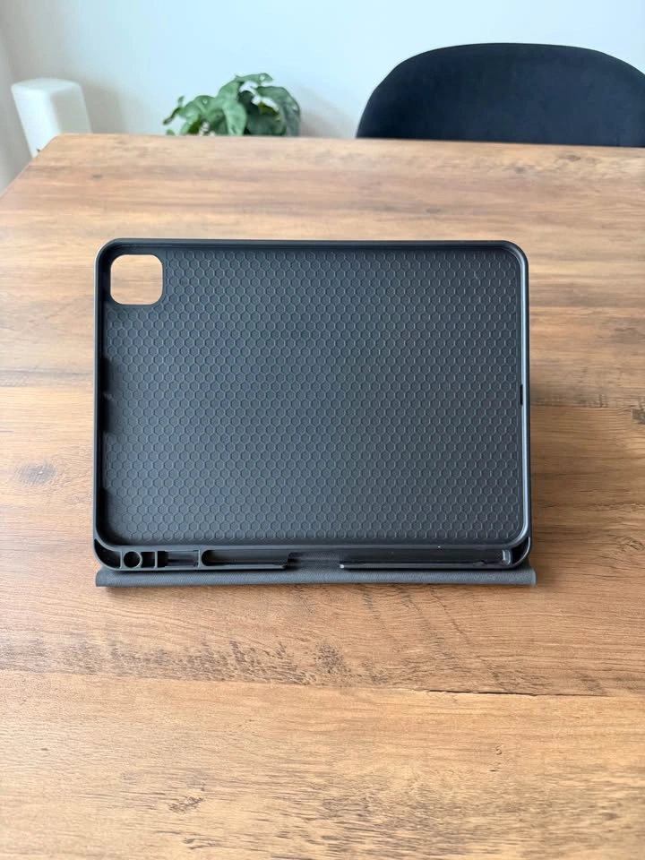iPad Pro 11" (M4) Folio Case/Cover – Black, Like New - photo 4