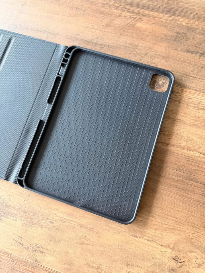 iPad Pro 11" (M4) Folio Case/Cover – Black, Like New - photo 5