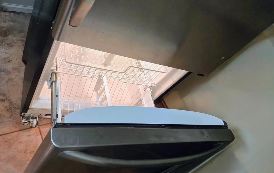 Amana 30" Stainless Steel Bottom-Freezer Refrigerator - photo 3