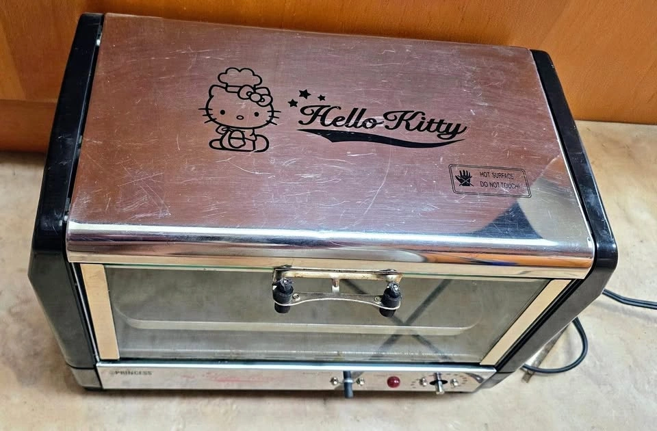 Rare Vintage 2006 Hello Kitty Toaster Oven (Princess / Sanrio)