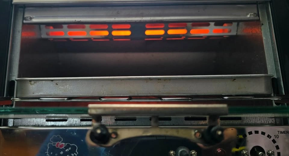 Rare Vintage 2006 Hello Kitty Toaster Oven (Princess / Sanrio) - photo 3