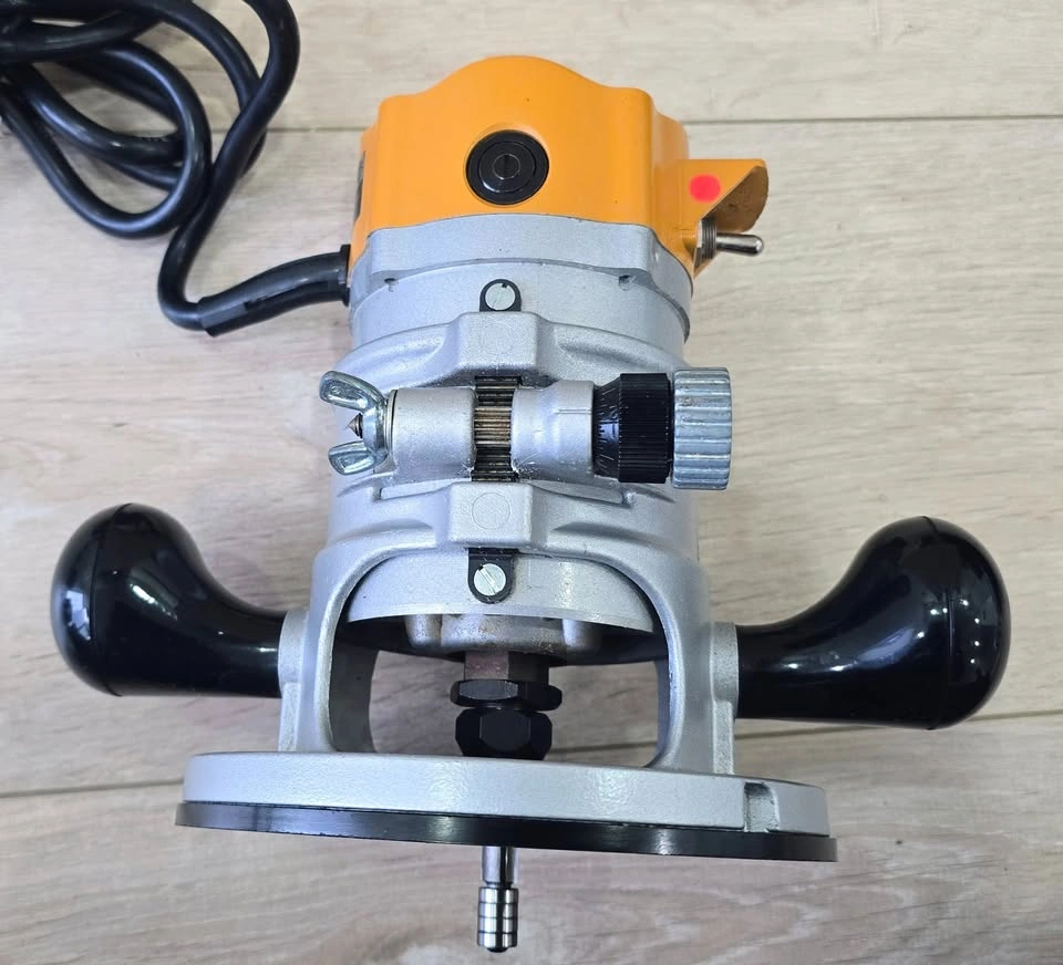 Vintage Black & Decker Deluxe Wood Router (Model 7616-04) - photo 4
