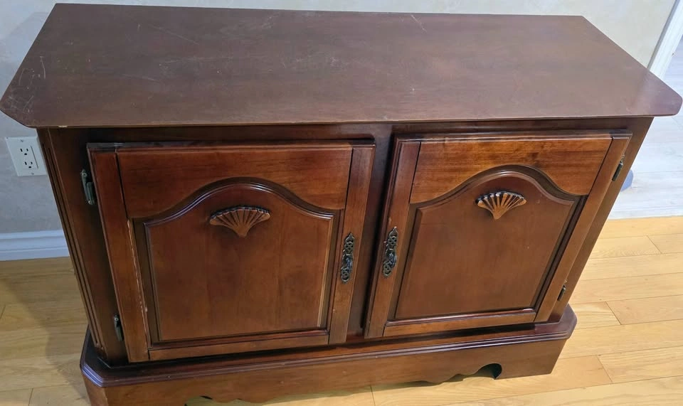 Vintage 2-Piece Solid Wood China Cabinet & Hutch - photo 2