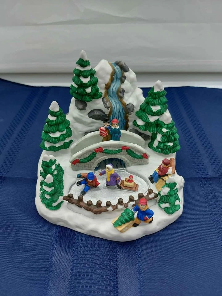 Christmas Village Porcelain Display Figurine - photo 2